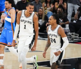 文班3人包夹命中超远压哨3分 半场马刺领先雷霆